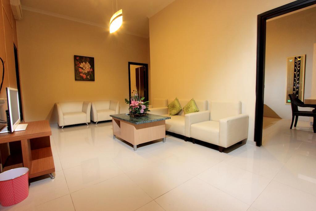 Savita Garden Inn Yogyakarta Room photo